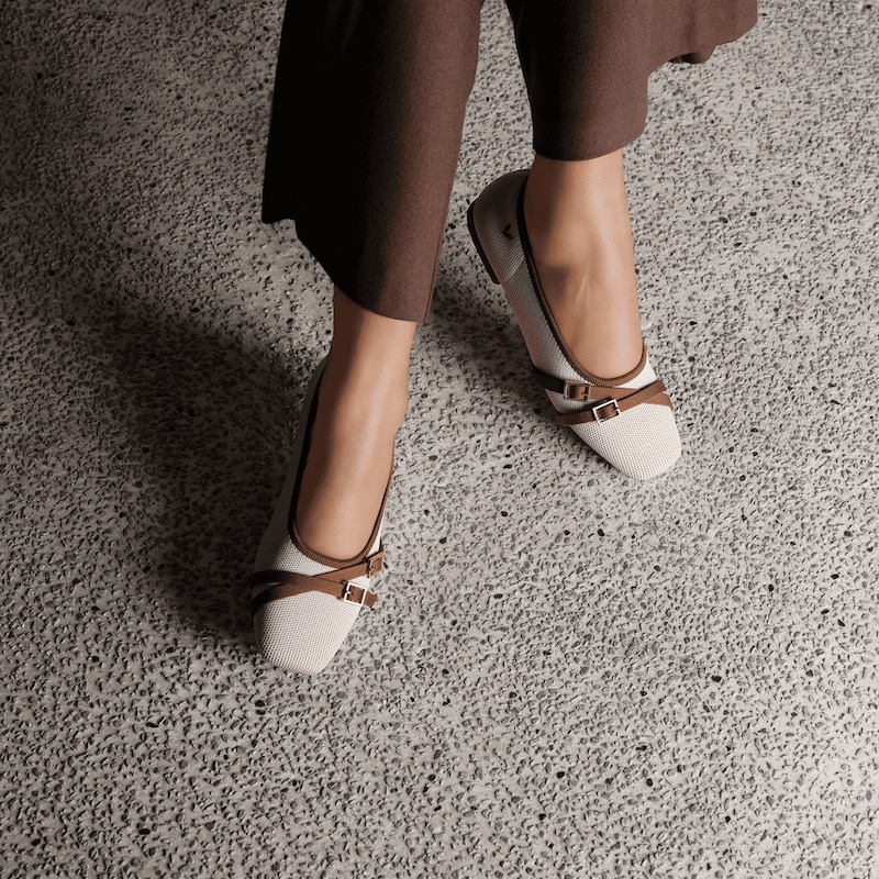 Square-Toe Margot Crisscross Flats (Marah), CREAM IVORY & DARK CARAMEL, EU38 | VIVAIA