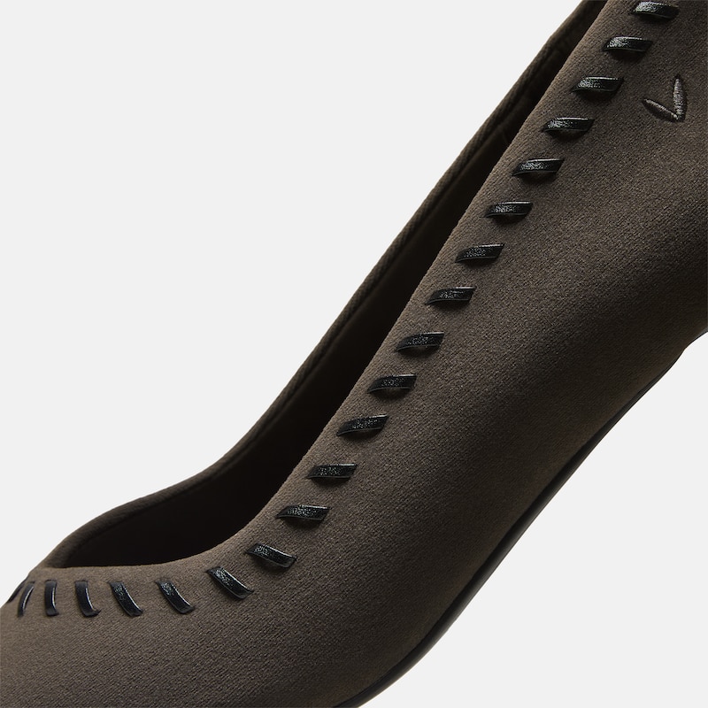 Velvet Whipstitched Kitten Heels (Scarlett), Amber Brown & Black, EU39 | VIVAIA