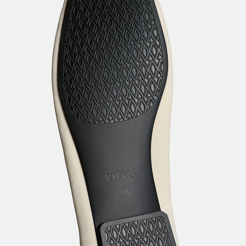 Velvet Whipstitched Loafers (Siena), Cream & Black, EU35 | VIVAIA