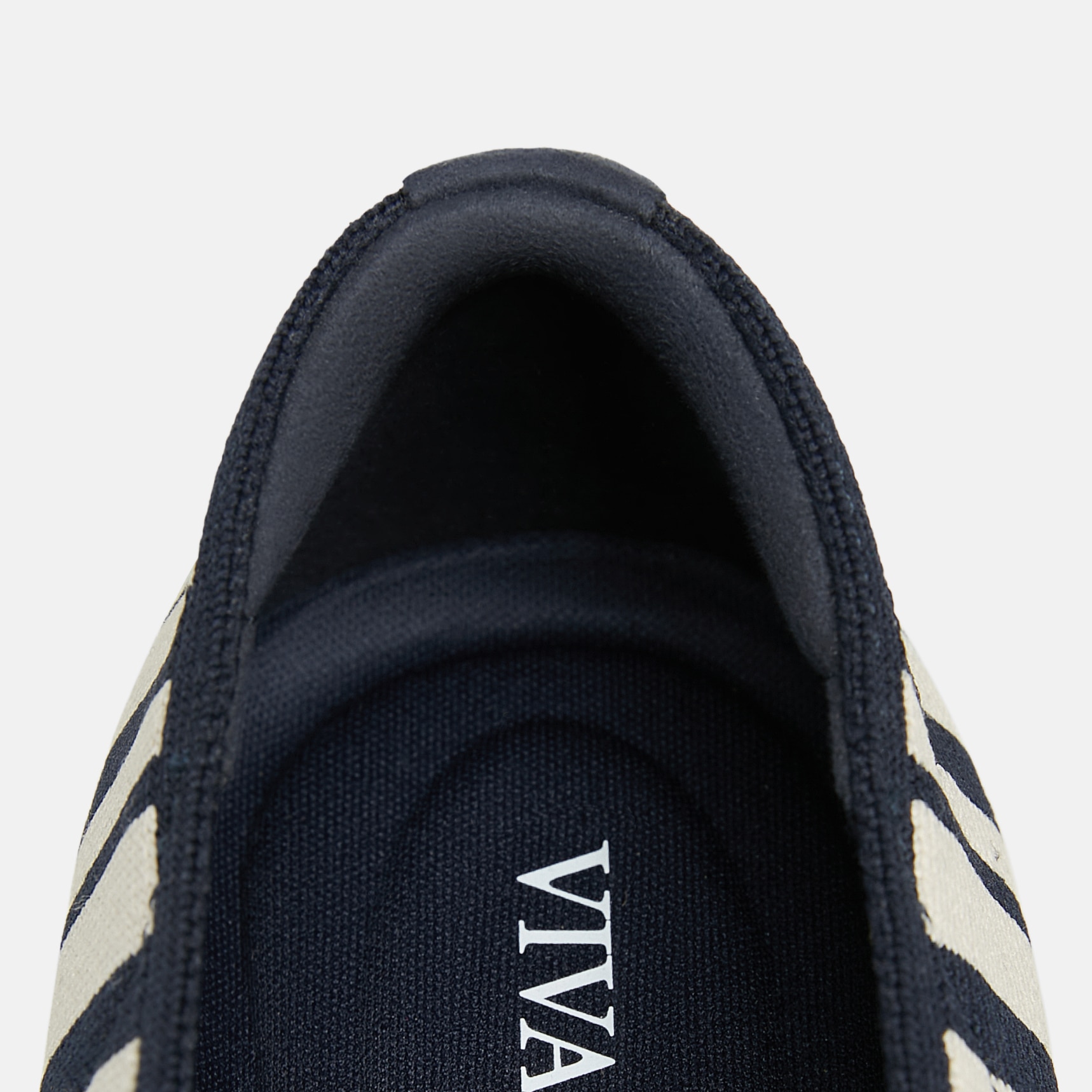 【美品】VIVAIA アニマル刺繍 ニット フラットシューズ ネイビー 23.5 Round-Toe Embroidered Loafers (Audrey), NAVY IVORY MULTI STRIPE