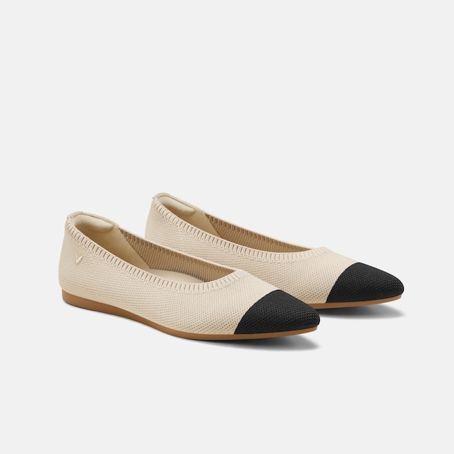 Pointed-Toe Ballet Flats (Aria 5°) - Almond & Black